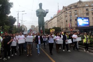 Srpska politička bajka: Časni amateri protiv profesionalnih huligana