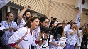 Los médicos aplazan la huelga indefinida prevista para finales de octubre tras la convocatoria electoral