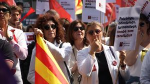 Metges de Catalunya mantiene la huelga indefinida a partir del 28 de octubre y se desmarca de la desconvocatoria en el resto de España
