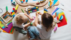 Mandare un figlio all’asilo nido in Lombardia costa 458 euro al mese. Le difficoltà delle famiglie per i costi (ma non solo)