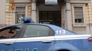 Accoltella la moglie ma lei riesce a scappare: arrestato. Il dramma di una coppia anziana