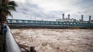 Sant Adrià avisa que el puente de Rodalies inundado por el Besòs no es seguro y exige soluciones a Adif