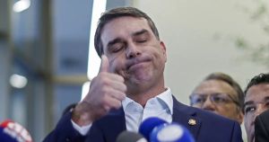 Flávio Bolsonaro quer mudar Constituição, não explica e semeia insegurança