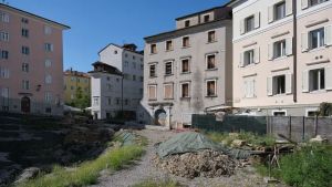 Una passerella tra via Crosada e dei Capitelli a Trieste: così i pedoni potranno tornare a transitare