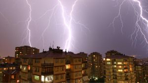 Maltempo in Toscana, allerta per temporali e scuole chiuse giovedì 8 ottobre: l’elenco comune per comune