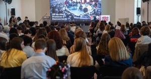 “Dar voz aos jovens não é deixá-los falar, é ouvi-los”: alunos põem a democracia em prática para mudar as suas comunidades