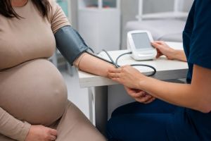 Новые залежи фертильности: рожать теперь можно до 60, а отцовство — до 90