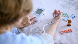Bluthochdruck behandeln: Wann nimmt man die Medikamente ein – morgens oder abends?