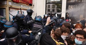 Le Pen critica suspensão de granadas de atordoamento e acusa Macron de favorecer 