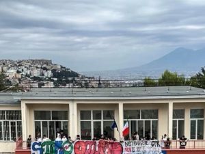 Napoli, occupato il liceo Tito Lucrezio Caro: «Distruggete i Cpr non la scuola»