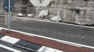 Masso si stacca dalla montagna, abbatte la rete e precipita sulla provinciale