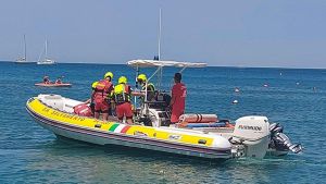 Escono in mare per un’escursione, 6 turisti bloccati per il maltempo al largo di Sirolo
