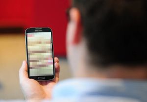 Deux Français arrêtés après la fermeture d’une plateforme de photos intimes volées à plus de 17 000 femmes, dont des mineures