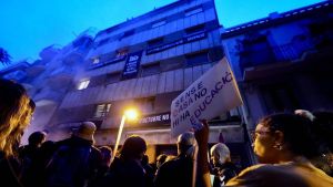 La Generalitat y el Ayuntamiento de Barcelona acuerdan la compra de un edificio de Sant Andreu para frenar el desahucio de 30 personas