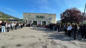 Bufera a scuola, proteste senza fine. L’annuncio della preside: “Incontrerò gli studenti”