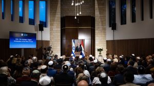Joden, moslims en christenen herdenken in Den Haag slachtoffers van 7 oktober. ‘Bid om luisterend hart’