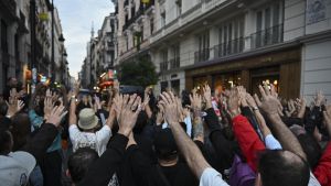 La escuela antifascista bajo una tienda de campaña