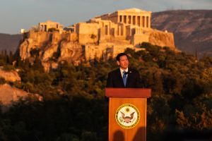 Μάρκο Ρούμπιο: Ύμνος στον εθνικισμό, κάτω από την Ακρόπολη – Πολιτική πλατφόρμα για το δίκαιο του ισχυρού