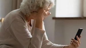 Nonnina centenaria non cade nella trappola e sventa una truffa: “Mi hanno chiamato con l’Ia”