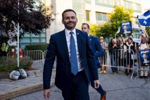 Ne dépensez pas l’argent des promesses électorales tout de suite