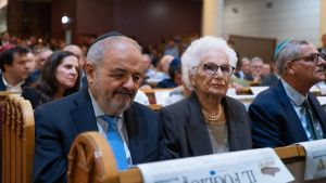 Il 7 ottobre, ricordo tra commozione e polemiche. Scontro Majorino-Meghnagi sul gemellaggio con Tel Aviv: “Si cerchi un avvocato”