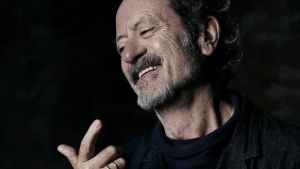 Le confessioni di Rocco Papaleo: “Mi sento un poeta, con il Sud odio e amore. E sono un infedele. Con mamma fumavo di nascosto da papà”