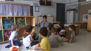 In Lombardia l’asilo nido è una stangata per le famiglie: ogni mese vanno via 458 euro. “Lavoro a rischio e donne penalizzate”