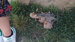 Bambini scavano e trovano una pistola nel parco: attimi di panico tra gli scivoli e le altalene