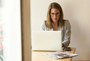 A conta que não fecha: por que a aposentadoria da mulher custa mais caro