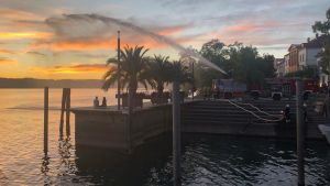 Die Feuerwehr probt im Sonnenuntergang am Mantelhafen – was steckt dahinter?