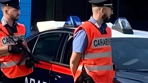 Ignora l’alt e fugge contromano. Folle inseguimento: 19enne nei guai