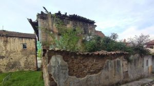 La sorprendente casa-torre medieval de un barrio de Langreo que corre serio riesgo: 
