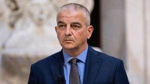 Nella stanza di Fazzolari. Intervista al sottosegretario, braccio destro di Meloni