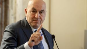 Crosetto: “Si rischia il contagio dei debiti sovrani, salta tutto”. Sale lo spread. Meloni pressa la Ue