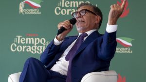 Il fumogeno La Russa: apre a modifiche sul ddl Antisemitismo e agita il campo largo. Conte: 