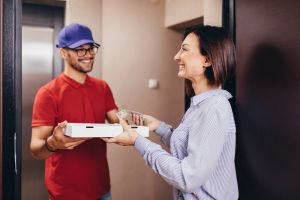 Τέλος τα μετρητά για τις πληρωμές σε courier – Τα πρόστιμα που προβλέπονται