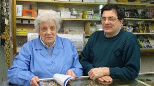 Roberto Perolini, morto nella storica bottega di Corso Como. Sua madre Ada (dietro al bancone fino ai 90 anni) fu il simbolo dei negozi che resistono