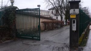 Carcere di Belluno, forchetta sul collo e violenza in cella: il detenuto prende altri 7 anni