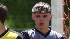 Fiaccolata nel nome di Alessandro Plozza, morto a 18 anni in un incidente: “Ale per sempre il nostro n.1”
