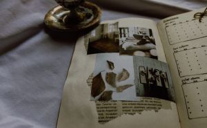 Kreiranje ličnih i jedinstvenih dnevnika: Likovna radionica „Junk journal session” Omladinskog kluba SKC-a Kragujevac