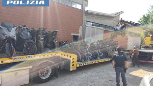 Diciannove motocicli rubati nascosti in un capannone: ladri beffati dal dispositivo di geolocalizzazione