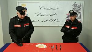Fingono di essere carabinieri e derubano un’anziana di oro e contanti: due donne arrestate in autostrada