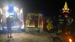 Disperso da ore, lo trovano morto nel bosco in fondo a un crepaccio. Era uscito insieme al cane: la vittima aveva 63 anni