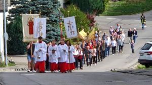 Festlicher Tag in Riedern: Neue Ministranten und Prozession zum Patrozinium