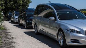Gemonio, ladri scatenati durante il funerale: mentre i parenti assistono alla sepoltura la banda ripulisce le auto