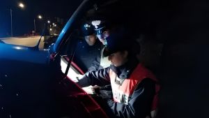 Tenta di strangolare la madre invalida con la corda della tapparella: in carcere 38enne. Un inferno fatto di violenza e richieste di soldi, l’eredità prosciugata
