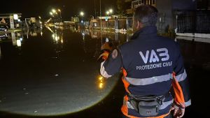 La cena è finita, ma nessuno può uscire. Clienti bloccati nei ristoranti per gli allagamenti: “A Carrara 130mm di pioggia in un’ora”