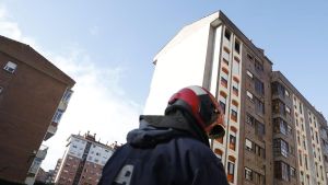 Un fallo en una manta eléctrica origina un incendio en una vivienda de la calle Valdés Salas de Avilés