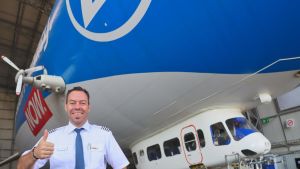 Es gibt weltweit nur 15 von ihnen: So wurde Mario Gasser Zeppelin-Pilot am Bodensee