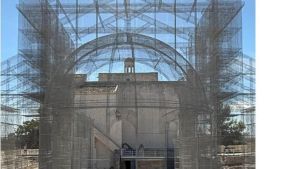 Pavia, una scultura sugli scavi della chiesa agli “Horti”
